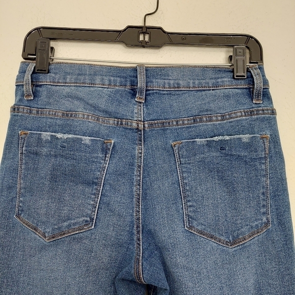 Venus High Rise Distressed Frayed Cropped Medium Wash Blue Denim Jeans Size 4. - Picture 8 of 9